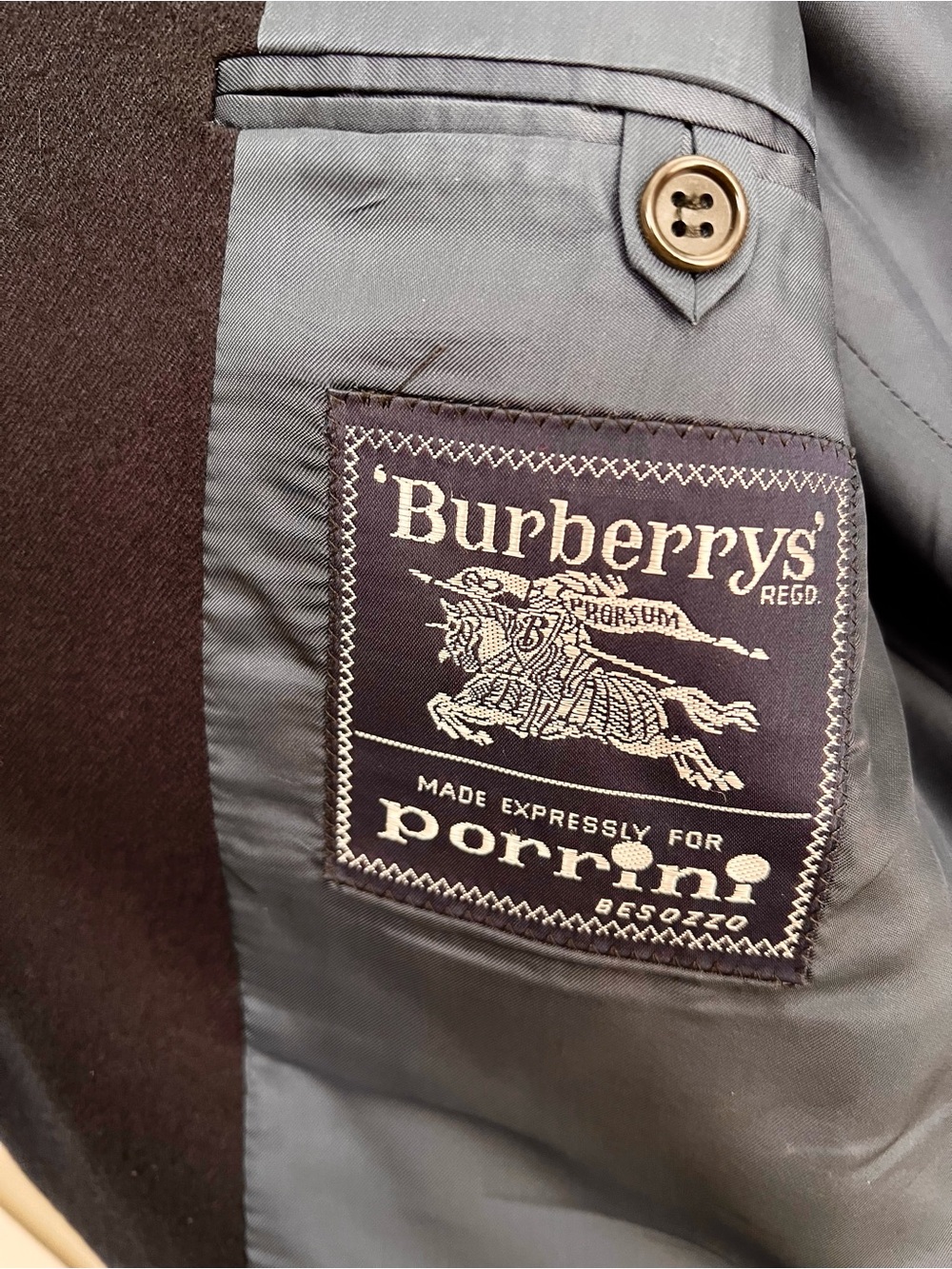 Burberry 100% Lana , sports coat with gold buttons.